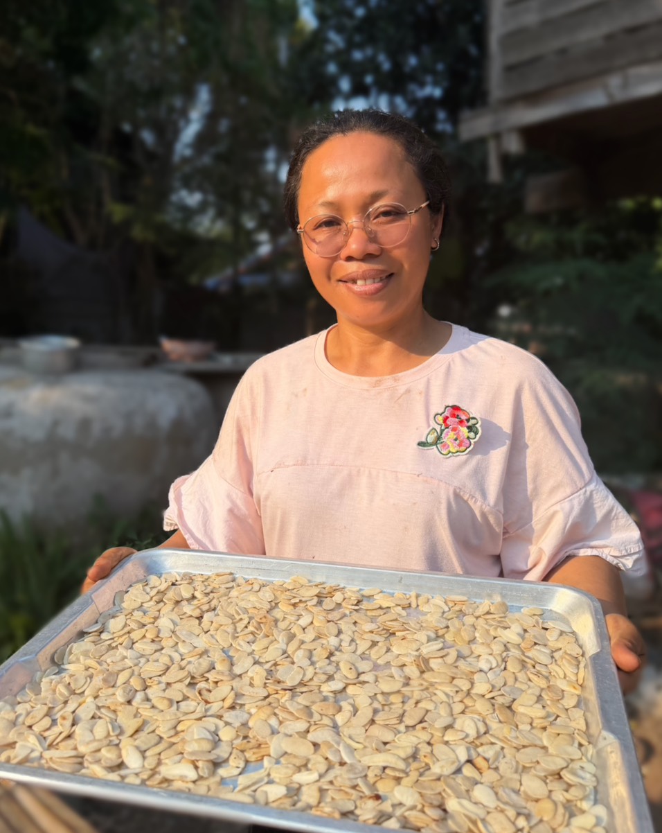 สพอ.หนองบัวระเหว จังหวัดชัยภูมิ : ลงพื้นที่เยี่ยมชม ให้กำลังใจผู้ผลิต/ผู้ประกอบการ OTOP กลุ่มกระบกบ้านไร่รุ่งอรุณ